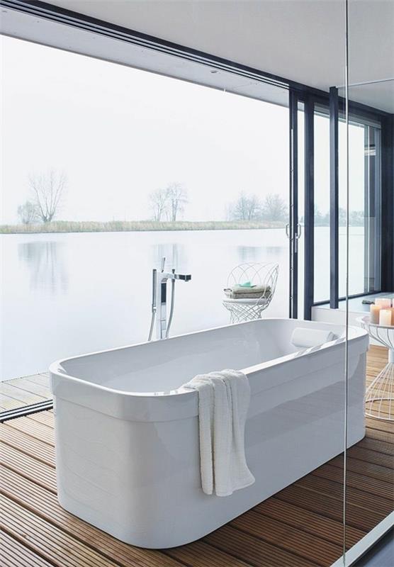 moderni kylpyhuone design puulattia lasiseinät vapaasti seisova kylpyamme