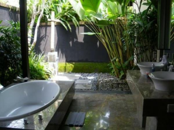 modernit kylpyhuone -ideat palmuja