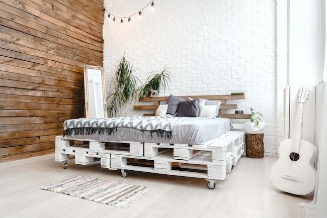 moderni sänky valkoisella