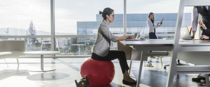 moderni toimistoharjoitus pallo istuin pallo ergonomia toimistossa