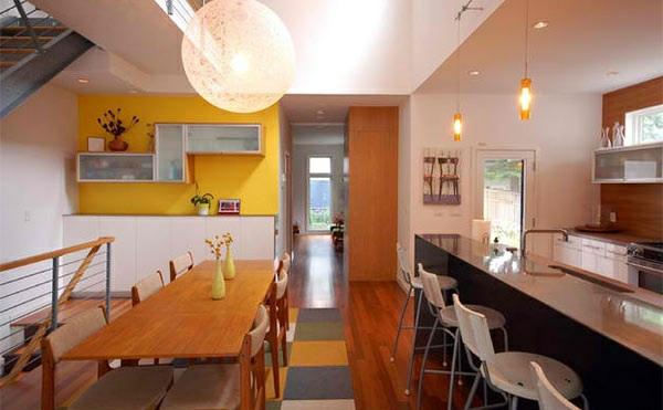 moderni ruokasali puinen pöytä keittiö saaren seinän väri keltainen