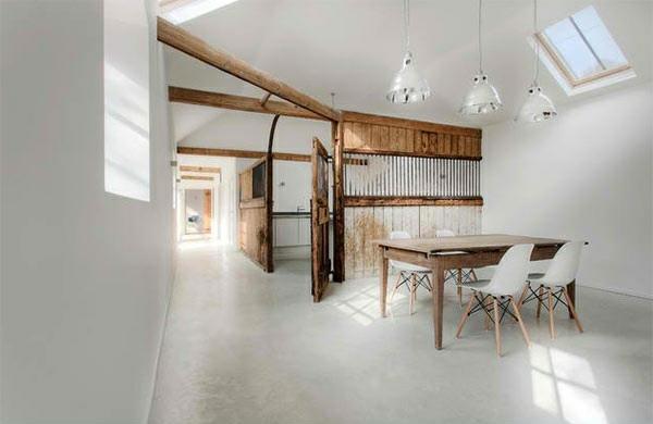 moderni ruokasali maalaistyylisissä puukalusteissa puiset pöytäriippuvalaisimet seinän väri valkoinen