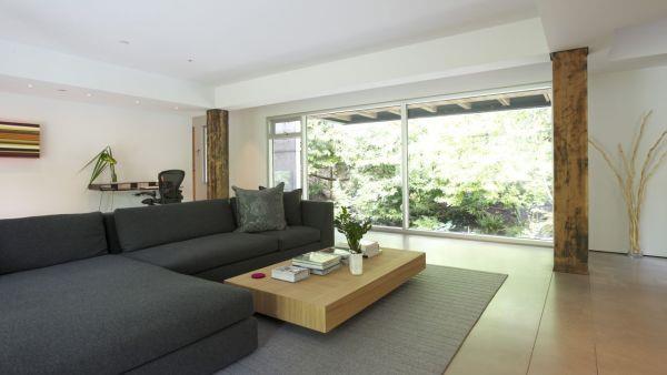 moderni talo vihreällä harmaalla sohvalla