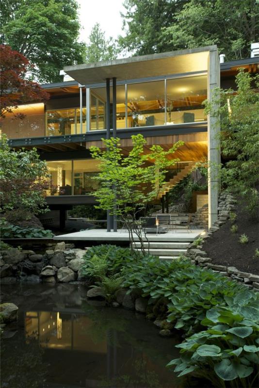 moderni talo vihreässä luonnonlammessa
