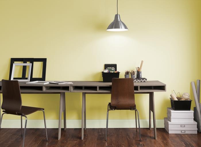 moderni kotitoimisto toimistokalusteet työpöydät tuolit parketti keltainen seinämaali