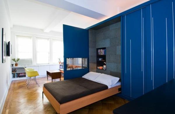 moderni nuorisohuone sisustus kaappi sänky siniset ovet