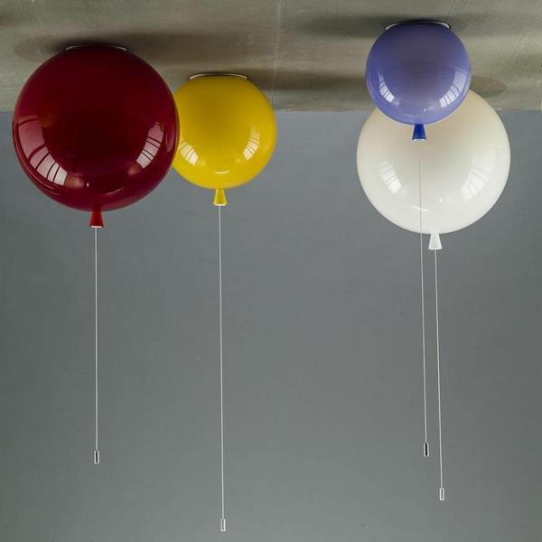 lastenhuoneen kattolampun väriset ilmapallot