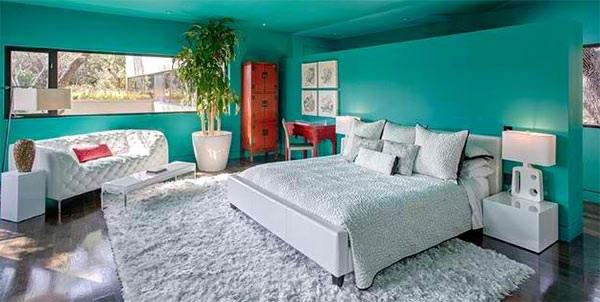 moderni makuuhuoneen värisuunnitteluideoita seinän väri turkoosi, jossa tumma puulattia