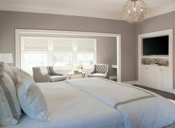 moderni makuuhuone lämpimässä harmaassa sisäänrakennetussa tv-kaapissa