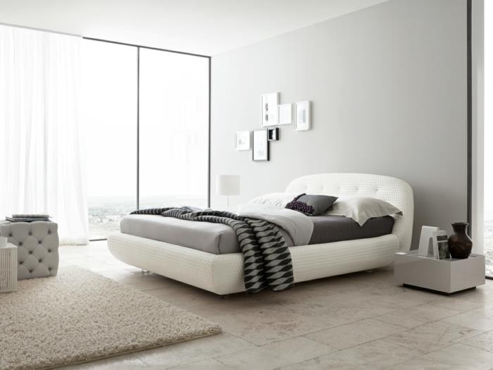 moderni makuuhuone kaunis sänky valkoiset lattialaatat matto valkoiset verhot