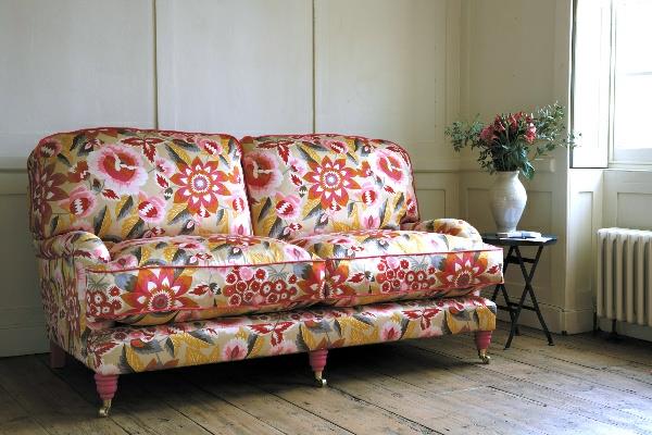 moderni sohva kukkakuvioilla