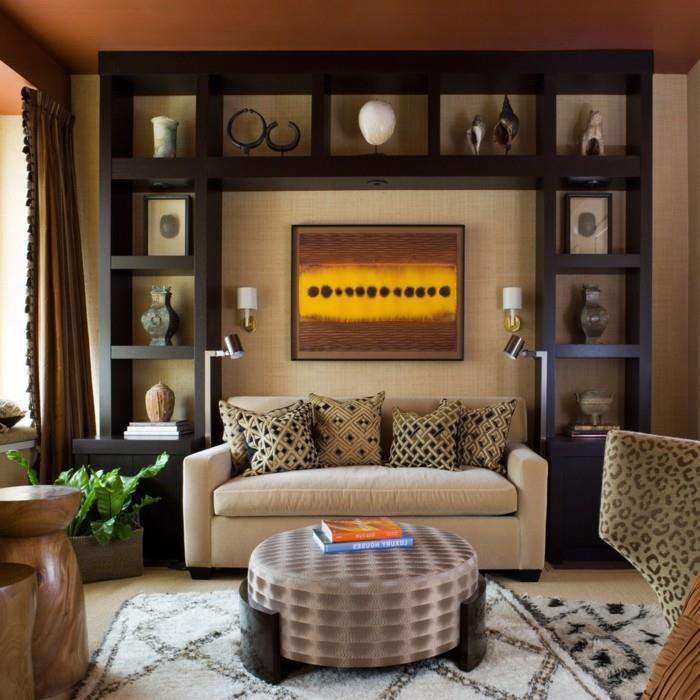 moderni olohuone viihtyisä ruskean sävyinen olohuone, jossa on paljon sisustusta