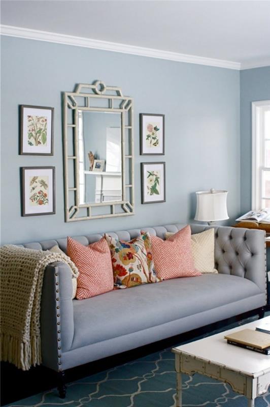 moderni elävä vaaleansininen seinävärinen seinäpeili ja vintage -sohvapöytä