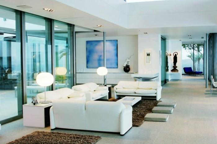 modernit elävät valkoiset sohvat olohuoneessa ja ruskeat matot