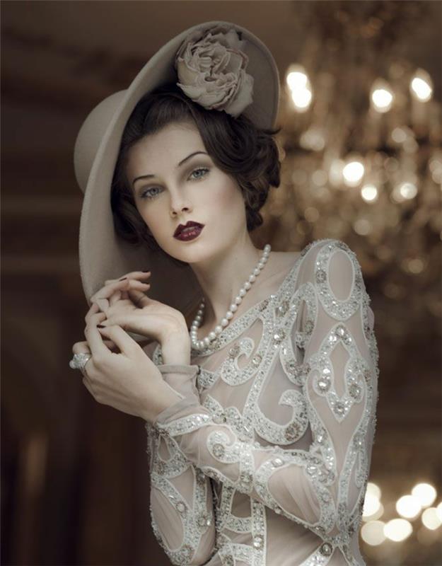 muoti trendit muoti elokuvat loistava gatsby retro naisten vaatteet mekko kaulakoru helmillä hattu