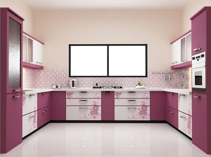 modulaariset keittiön violetit värisävyt yhdessä valkoisten ja kukkakuvioiden kanssa