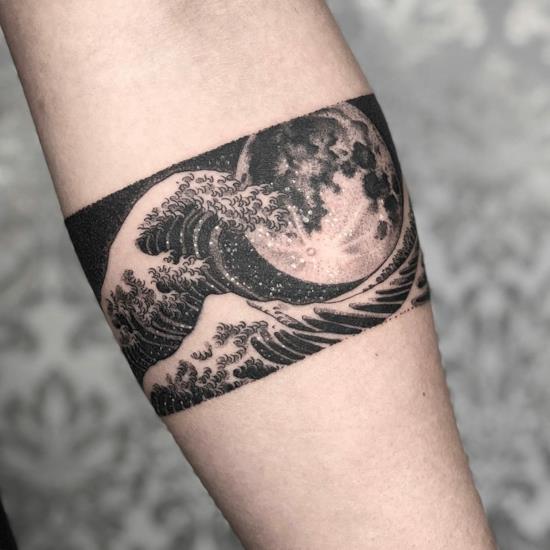 kuun tsunamin rannekoru tatuointi