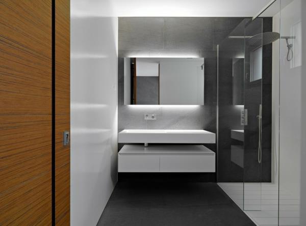 yksivärinen kylpyhuone tyylikkäästi moderni