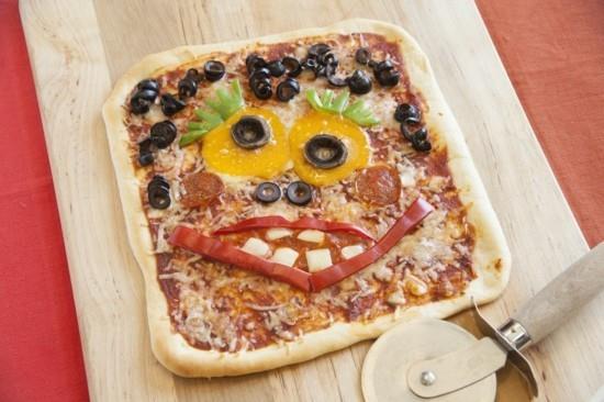 hirviö halloween -pizzan täytteitä