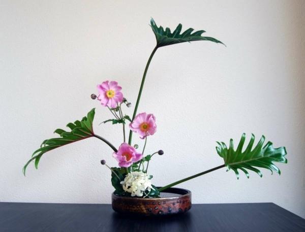 monstera herkät kukat japanilainen kukka -asetelma ikebana