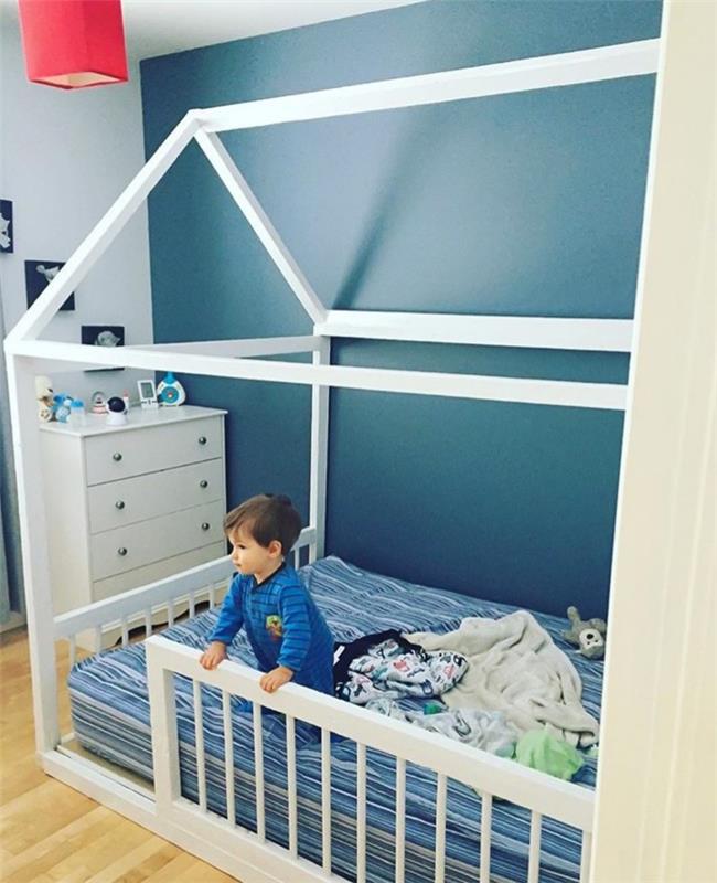 montessori -sänky, jossa raidat sinisellä