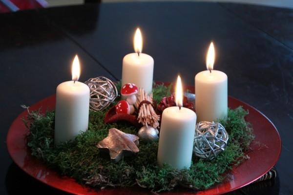 sammalpunainen lautanen valkoiset kynttilät tekevät adventtiseppeleen itse