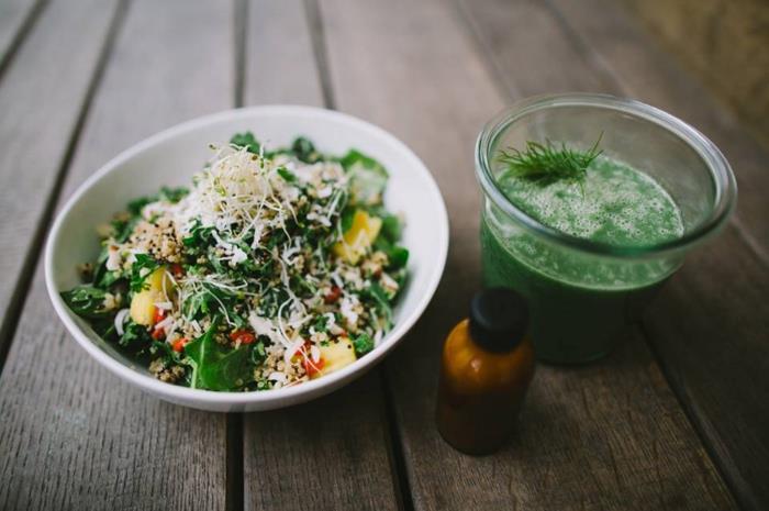 moringa -tee terveellisten vihreiden lehtien salaattireseptejä