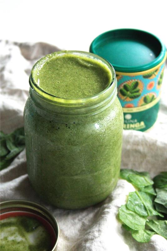 moringajauhe terveellisten vihreiden smoothien valmistamiseen