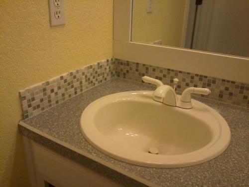 mosaiikki laatta peili pesuallas valkoinen kylpyhuone
