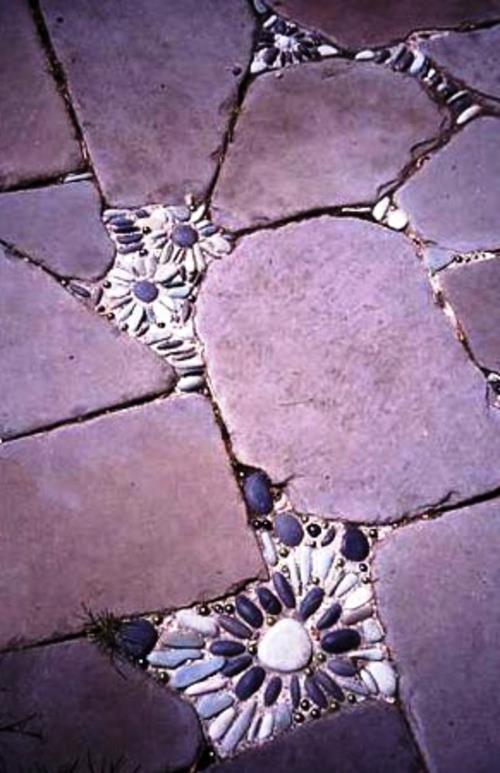 mosaiikki puutarhassa kivilaatat violetit kivet