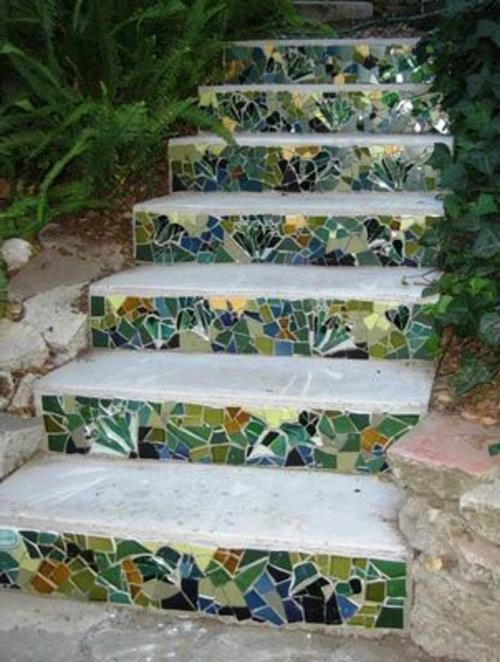 mosaiikki puutarhan portaissa abstrakti