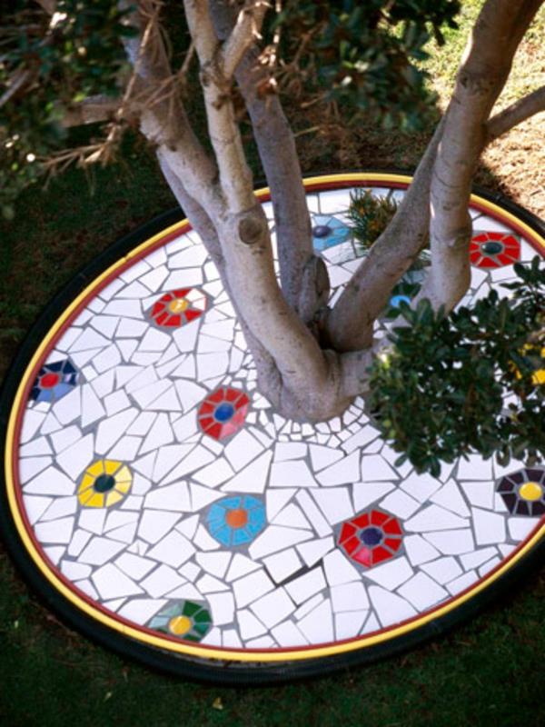 mosaiikki ympyrä laatat valkoinen punainen keltainen vihreä puu gartendeko