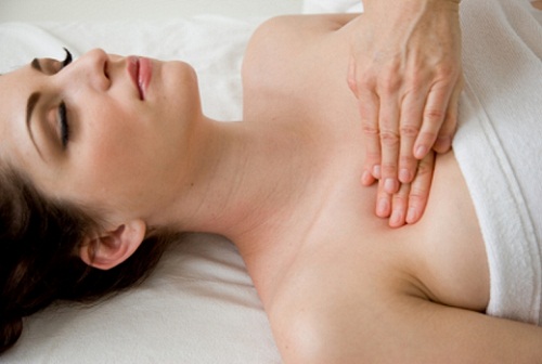varm kokosolie massage