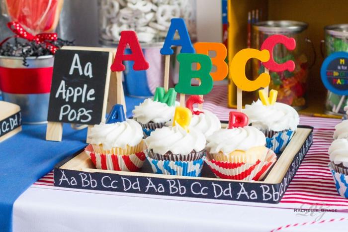 teemajuhlaideat abc -juhlaidea cupcakes -pöytäkoristeet