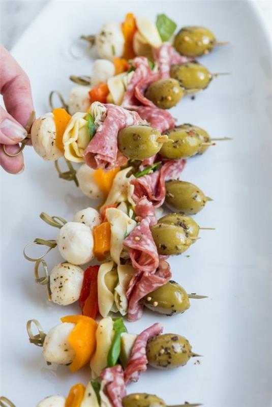mozzarella vihannekset oliivit salami puolue sormi ruokaa