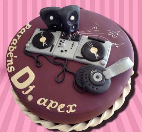 musiikki kakku suunnittelee syntymäpäivää