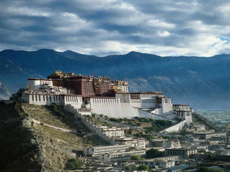 matkustaa Tiibetin pääkaupunkiin Lhasa Potalan palatsiin
