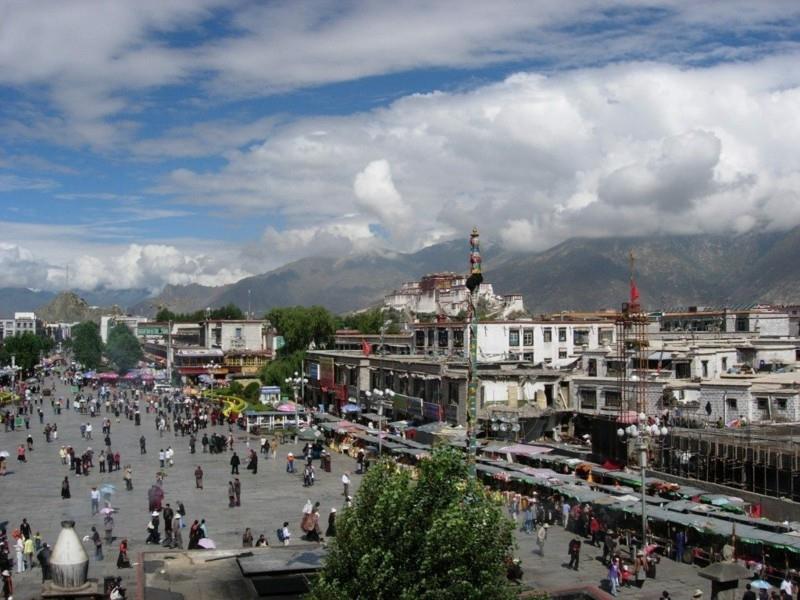 matkustaa Tiibetin pääkaupunkiin Lhasan temppeleihin ja rakennuksiin