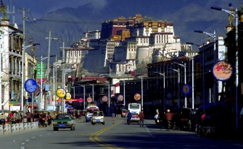 matkustaa Tiibetin pääkaupunkiin Lhaskaan