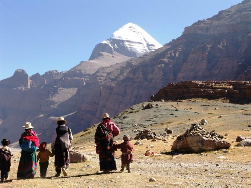 Pyhiinvaeltajat matkustavat Tiibetin pääkaupunkiin Lhasa Kailashiin
