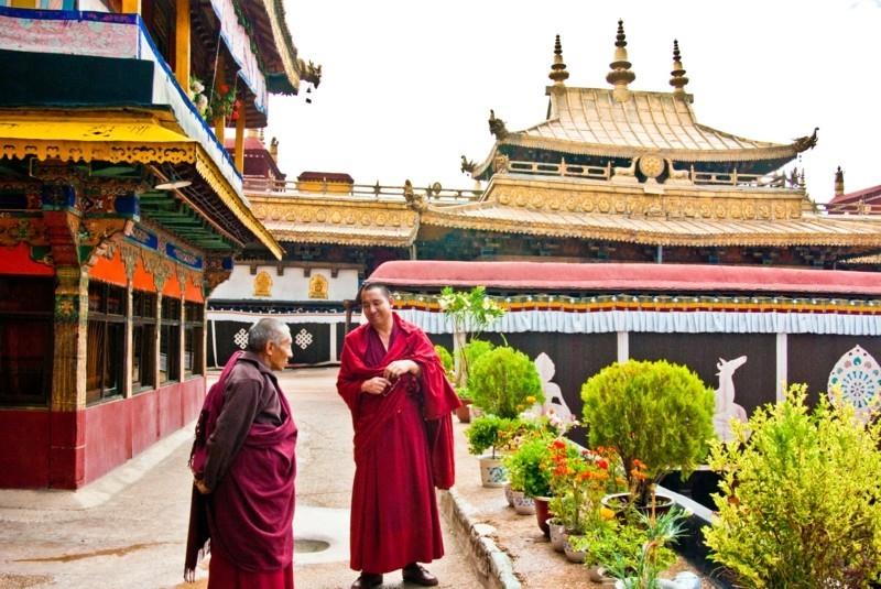 Buddhalaiset munkit matkustavat Tiibetin Jokhangin temppeliin