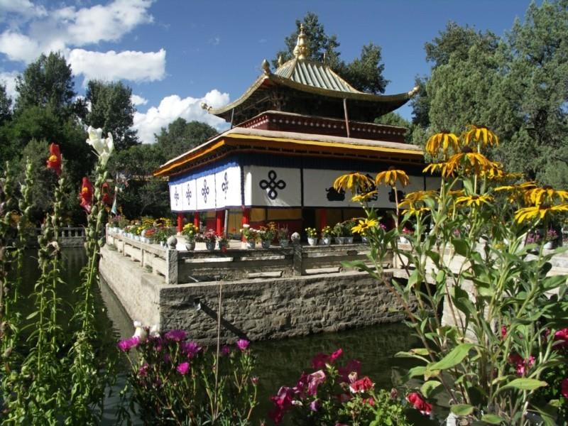 matkustaa Tiibetin Norbulingkan temppeliin
