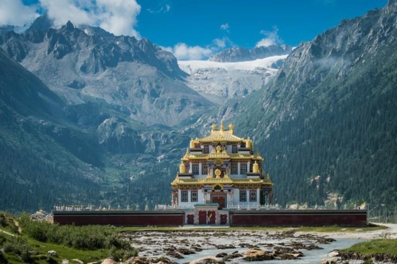 matkustaa Tiibetin temppelin kulttuurikierrokselle