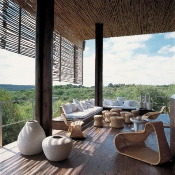 kestävän arkkitehtuurin-terassisuunnittelun esimerkkejä rottinkikalusteista puulattianäkymä ja bambusta valmistettu aurinkosuoja