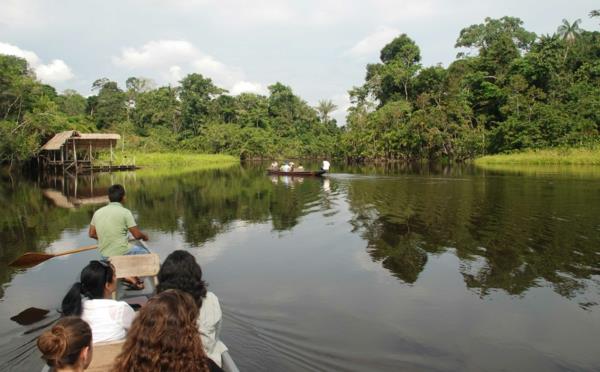 kestävä matkailu amazon veneet perinteiset talot