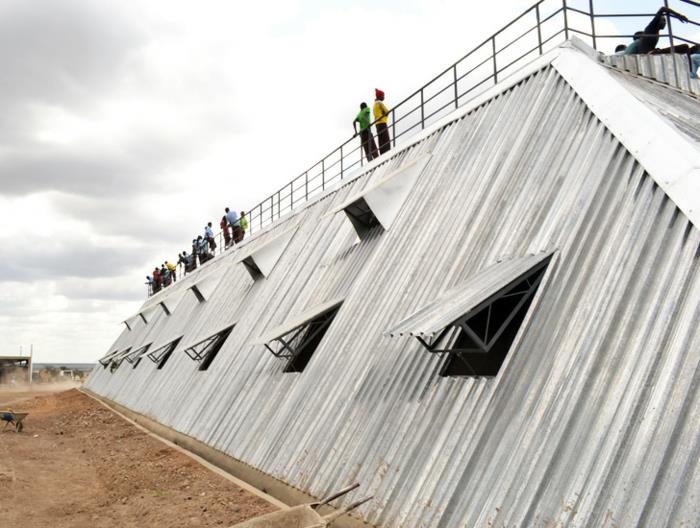 kestävä rakennusarkkitehtuuri jalkapallokenttä Kenia kerää sadevettä