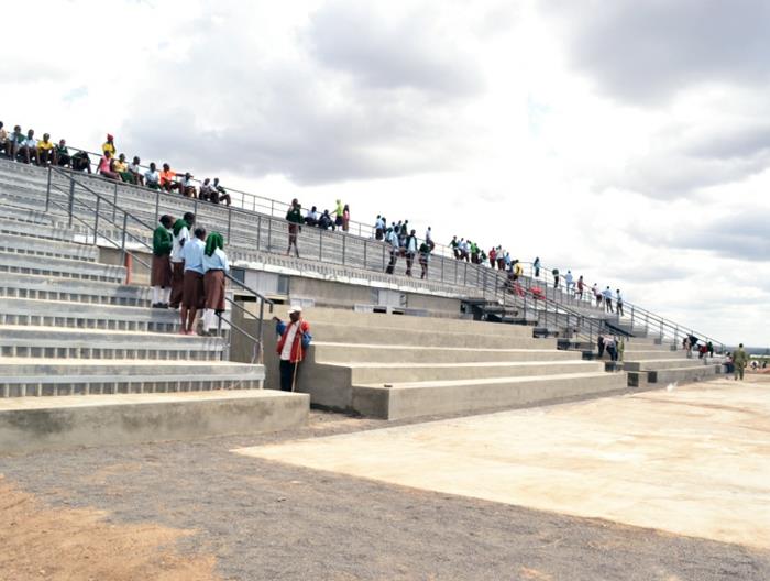 kestävä rakennusarkkitehtuuri epäystävällinen jalkapallokenttä Kenia
