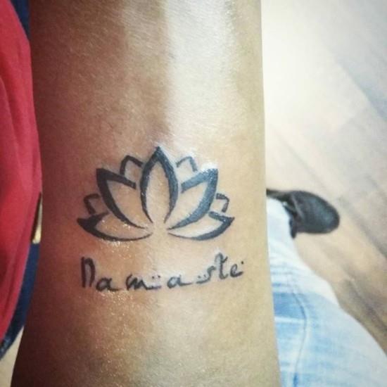 namaste lotus tatuointi ranne idea