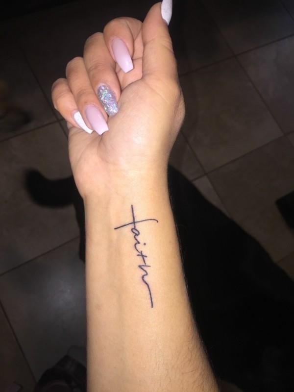 nimi tatuointi pienet tatuoinnit naiset ranteessa