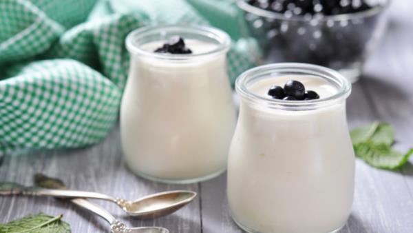 luonnollinen rasvanpolttaja kreikkalainen jogurtti kaksi lasillista karhunvatukoilla positiivinen vaikutus suolistoflooraan ja kehon energiatasapainoon